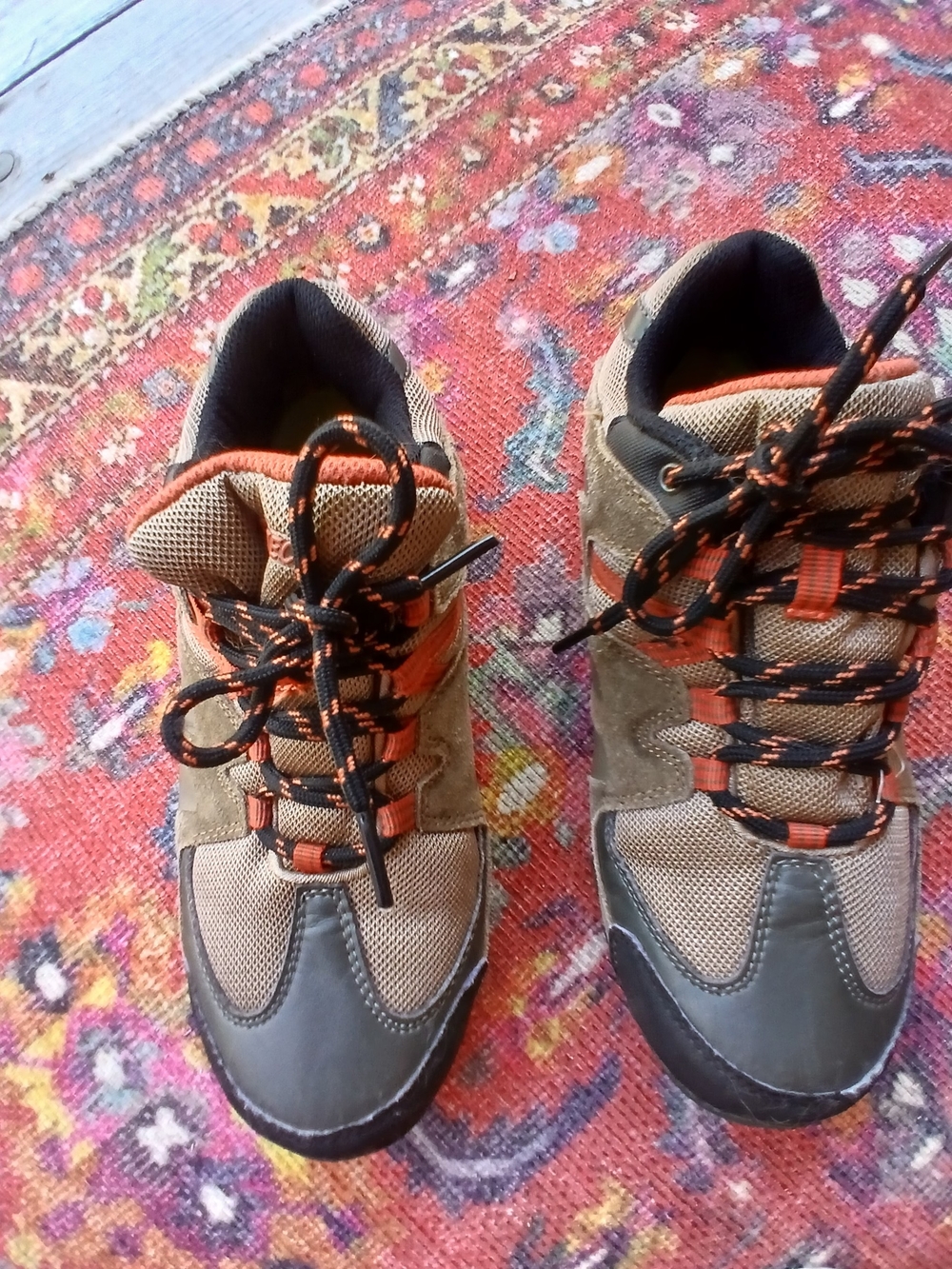 Hi-Tec Boys SZ 6 waterproof hiking boots shoes.
